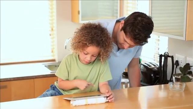 Папа и сын с ipad на кухне (Клип) смотреть онлайн