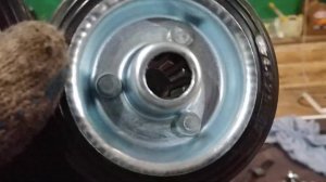 Мотобуксировщик SHARMAX. Шаг 8. Забиваем катки смазкой.