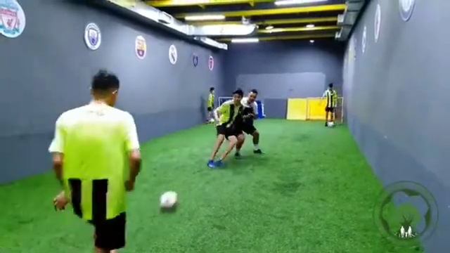 Тренировки детского футбольного клуба FFC (Алматы). Отработка игры корпусом