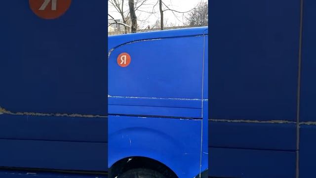 Осматриваем грузовой каршеринг Peugeot Partner на предмет повреждений смотреть онлайн