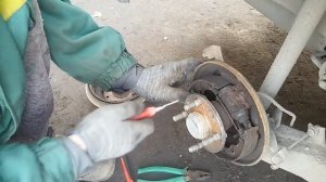 Замена задних колодок на Мазда Демио