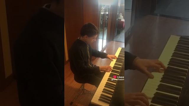 Маленький принц на пианино!!! смотреть онлайн