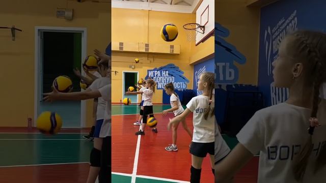 Вариации упражнений для обучении верней подаче в волейболе. Подброс, ударное движения. смотреть онлайн