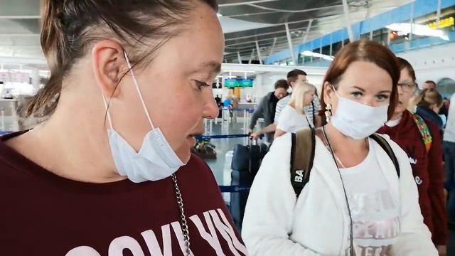 В аэропорту Пхукета / Домой смотреть онлайн