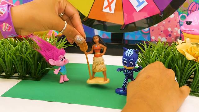 Spin The Wheel Game Featuring Poppy, Catboy, and Moana! Fun with Slime and Hatchimals! смотреть онлайн