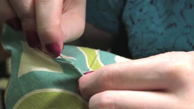 How to Hand Sew an Invisible Stitch (Tutorial) смотреть онлайн