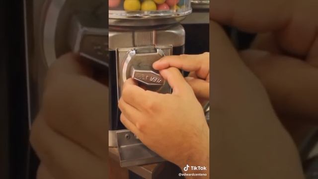 A hack to get more than one gum ball from the gum ball machine смотреть онлайн