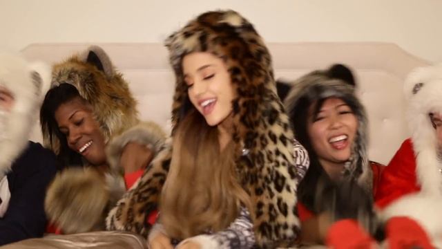 Ariana Grande - Santa Tell Me смотреть онлайн