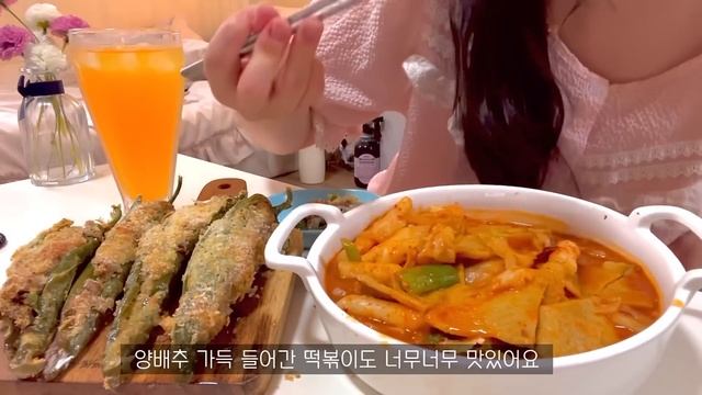 ENG) 자취생 브이로그 ?매콤한 쭈꾸미볶음 알쌈 싸먹고?대왕 고추튀김, 떡볶이 만들어먹는 일상 (티라미수,주먹밥,골뱅이무침,삼겹살,스타벅스,짜글이,계란말이,멜론,크리스탈라이트