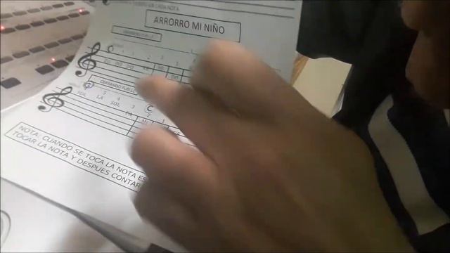 APRENDE A TOCAR EL ORGANO O EL ACORDEON POR OIDO CON CARLITOS CLASE 6 PONIENDO LOS ACORDES смотреть онлайн