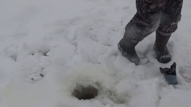 Зимняя рыбалка на жерлицы.Последняя зимняя рыбалка на щуку жерлицами в уходящем 2020 году. смотреть онлайн