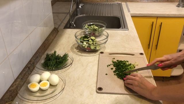 САЛАТ "ВЕСЕННЯЯ СВЕЖЕСТЬ" С РЕДИСОМ И ОГУРЦАМИ. ДВА ВАРИАНТА: ПОСТНЫЙ И СО СМЕТАНОЙ смотреть онлайн