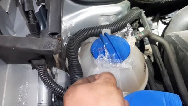 Розміщення датчика температури охолоджуючої рідини VW Touran 2.0 TDI BKD частина 2 смотреть онлайн