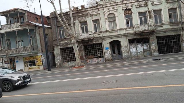 Красивый старинный, но к сожалению полуразрушенный дом на Авлабаре, Тбилиси, Восточная Грузия смотреть онлайн