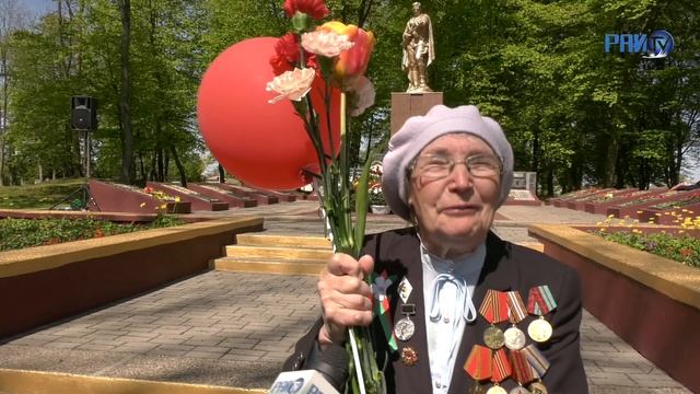 С торжественным шествием и всеобщим вальсом: в Скиделе отметили День Победы смотреть онлайн