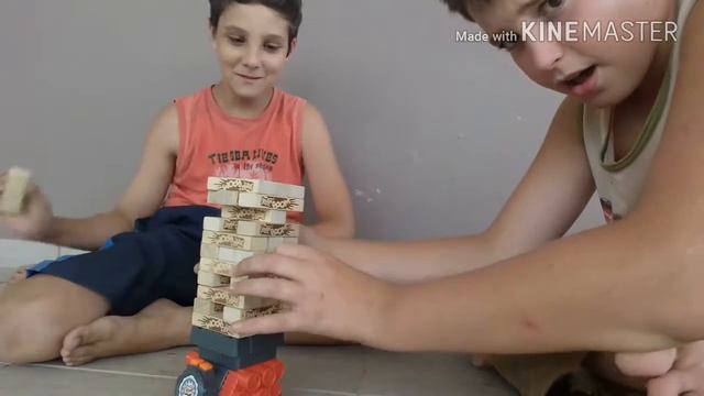 BRINCANDO COM JENGA BOOM смотреть онлайн