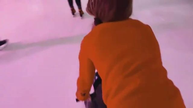 Как научится кататься на коньках? Едем на каток в ТЦ Замок в Минске. смотреть онлайн