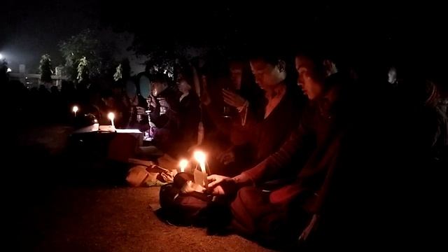 Индия. Бодхгая. Практикующие монахи возле храма Махабодхи смотреть онлайн