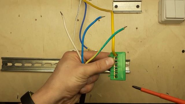 Как и куда подключить нулевую жилу и жилу заземления в щите? Электрика для начинающих смотреть онлайн