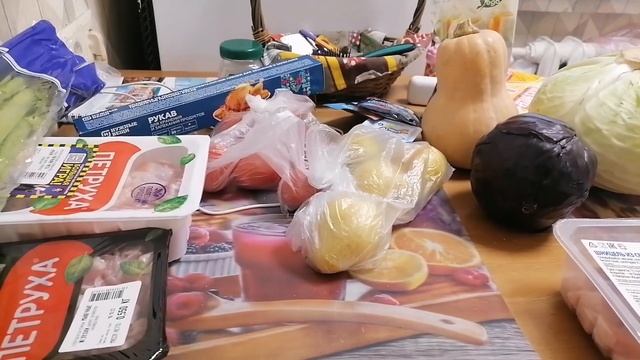 Привожу в порядок палисадник. Закупилась продуктами. Готовлю еду для себя и кошки.