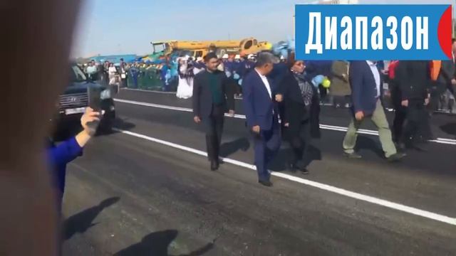 Первые машины на новом мосту у Керуен сити смотреть онлайн