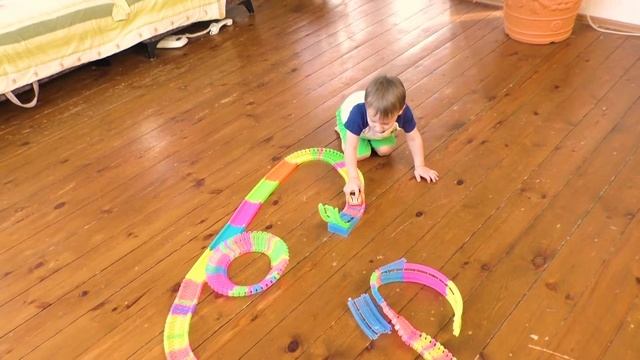 Гибкий трек | Мягкий трек для машинок | Супер трек с машинками для мальчиков смотреть онлайн