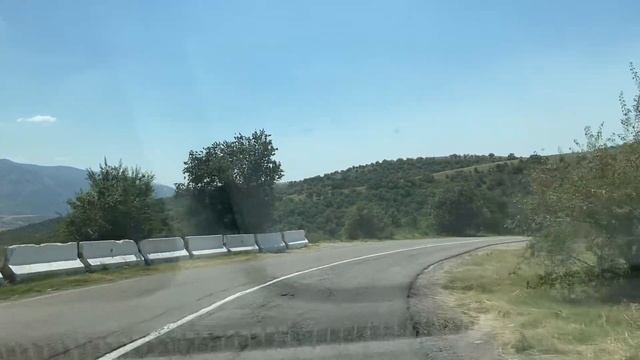 В Сиджак. Спускаемся с перевала в долину реки Пскем.