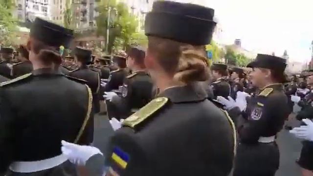 Полицейские и курсанты решили не просто поздороваться, но и подарить цветы девушкам - военнослужащи смотреть онлайн