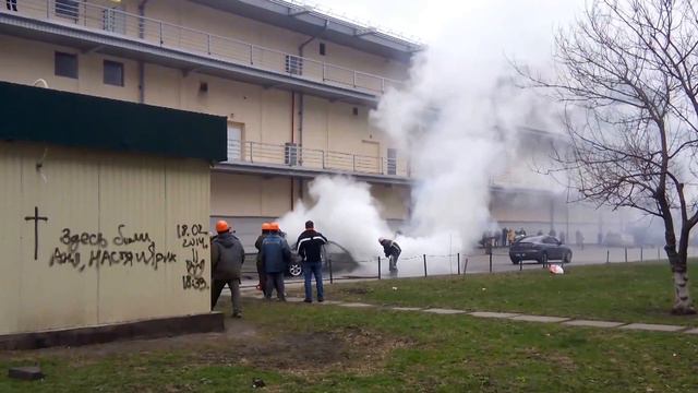 Пожар возле ТРЦ Дрим Таун. Дотла сгорела ауди. смотреть онлайн