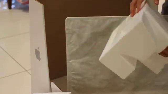 How to unbox a Apple iMac (27-inch, Late 2012) new model 開箱 with my cat video смотреть онлайн