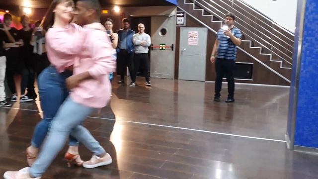 El Malo Aventura - Alfredo y Andrea - Como Bailar Bachata смотреть онлайн