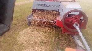 Пресс подборщик Киргизстан в работе.