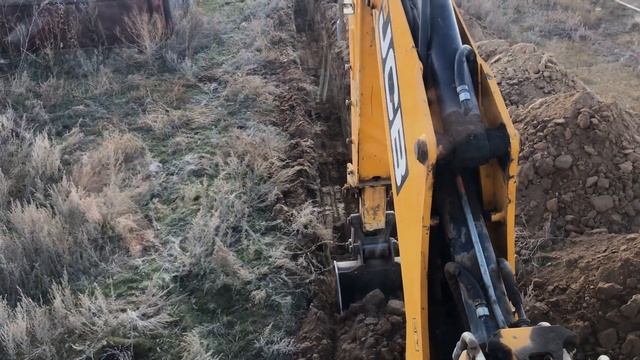 Копаем ровную траншею с одинаковой глубиной на экскаваторе погрузчике смотреть онлайн