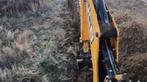 Копаем ровную траншею с одинаковой глубиной на экскаваторе погрузчике