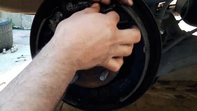 2003 - 2008 Toyota Matrix Rear Drum & Brake Shoe Replacement Part 2 смотреть онлайн