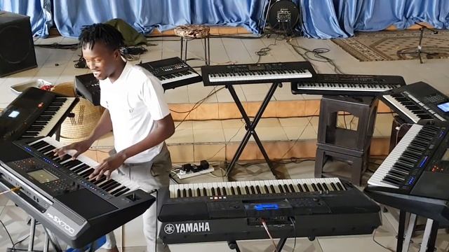 see how saviour Bee played 8 keyboards at a go ?????♀️?♀️?♀️ смотреть онлайн