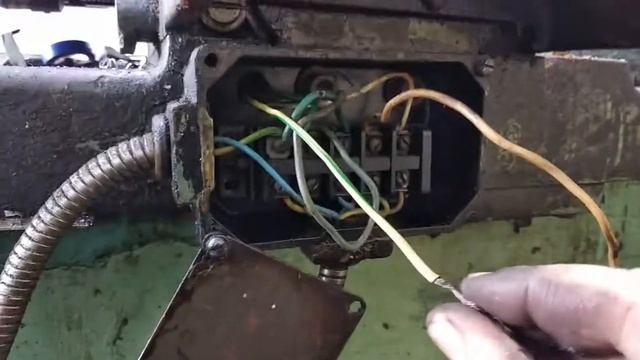 Токарный станок 1к62, отгорела кнопка "стоп". Меняю провода на новые. смотреть онлайн