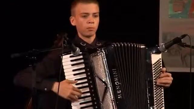 Аккордеонист Илья Леоновец смотреть онлайн