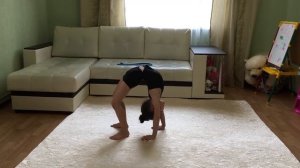 Как сделать мостик с перекатом.Гимнастика дома.