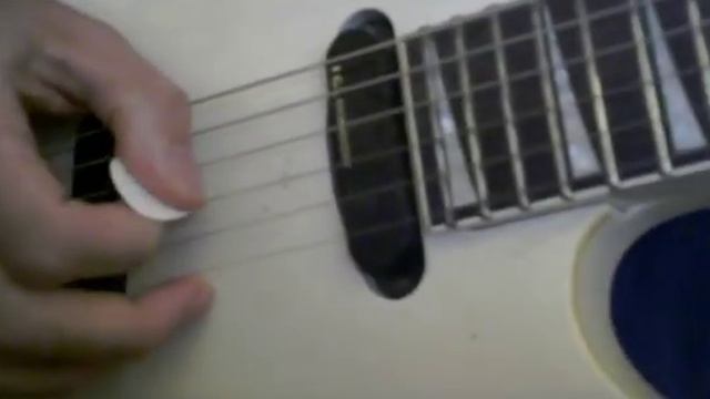 Уроки игры на гитаре угол наклона медиатора при тремоло смотреть онлайн