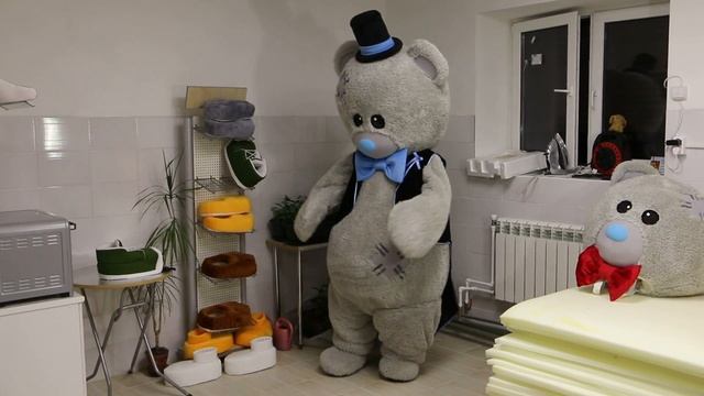 Ростовая кукла Мишка Тедди в сюртучке шляпе и в бабочке.