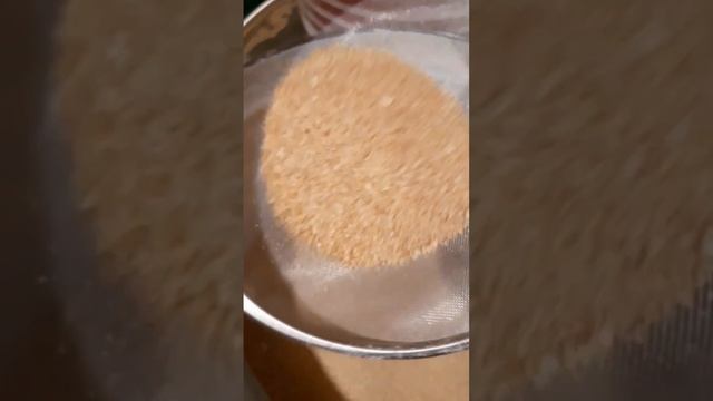 Делаем манную крупу (манку) из пшеницы на мельнице с каменными жерновами с просеивающими отсеками смотреть онлайн