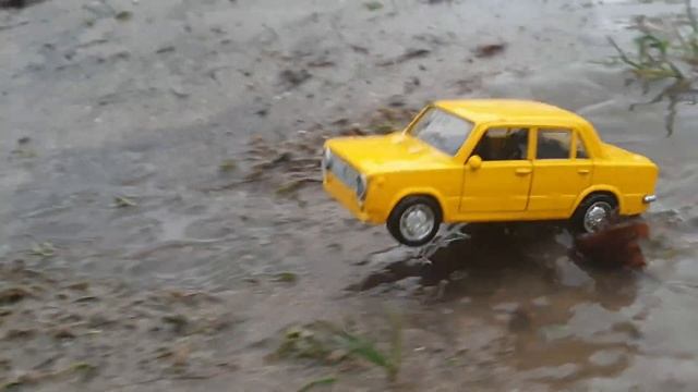 Машинки ездят по грязи и по воде Toys Cars смотреть онлайн