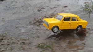 Машинки ездят по грязи и по воде Toys Cars
