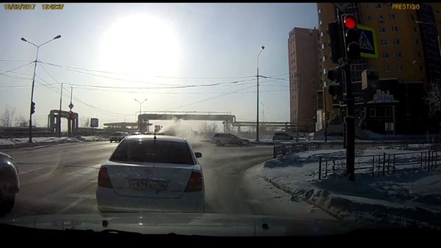 Тойота-Калдина - столкновение с Рено. 18 февраля 2017, Якутск. смотреть онлайн