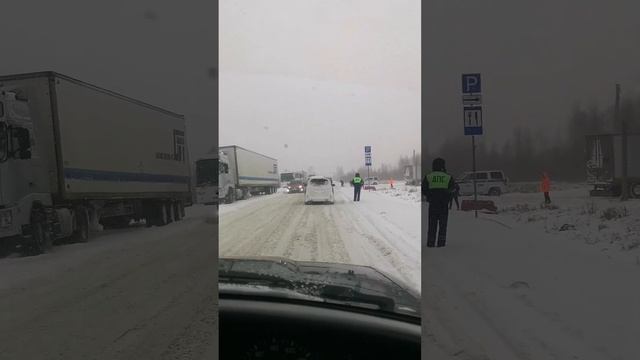 Вот тебе и осень! Первый снежный циклон в Хабаровске- 2023 год. Движение для грузовиков перекрыто! смотреть онлайн