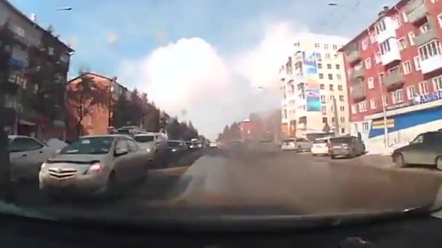 Toyota загорелась на ходу в г. Кемерово (03.03.2016) смотреть онлайн