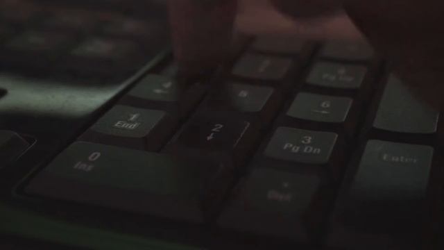 КАК СДЕЛАТЬ «ПРАВИЛЬНЫЕ» КАВЫЧКИ-ЁЛОЧКИ НА PC И НА iOS смотреть онлайн