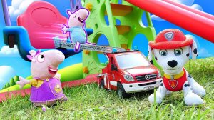 Игрушки Свинка Пеппа и Джордж качаются на качелях. Плюшевые игрушки в видео для детей