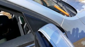 Меняем лампочку повторителя на зеркале шкода Рапид 2017 года выпуска